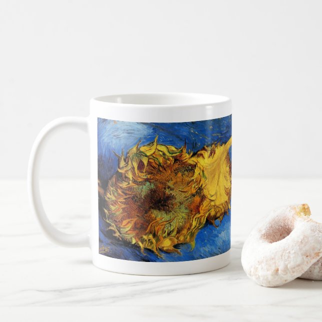 Stilleben Två skurna solrosor av Vincent van Gogh Kaffemugg (Med munk)