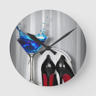 stilletos för flicka för glamourmartini rund klocka
