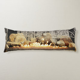 Stillsam brinna Yule inloggning en snöig skog Kroppskudde