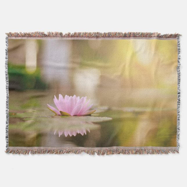 Stilren landskapsbild med lotusblomma, Zen Filt (Framsidan)