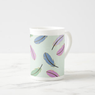 Stilrent mönster med pastellfjädrar benporslin mugg