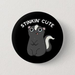 Stinkin Cute Adsible Skunk Pun Mörk BG Knapp