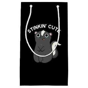 Stinkin Cute Funny Skunk Pun Mörk BG