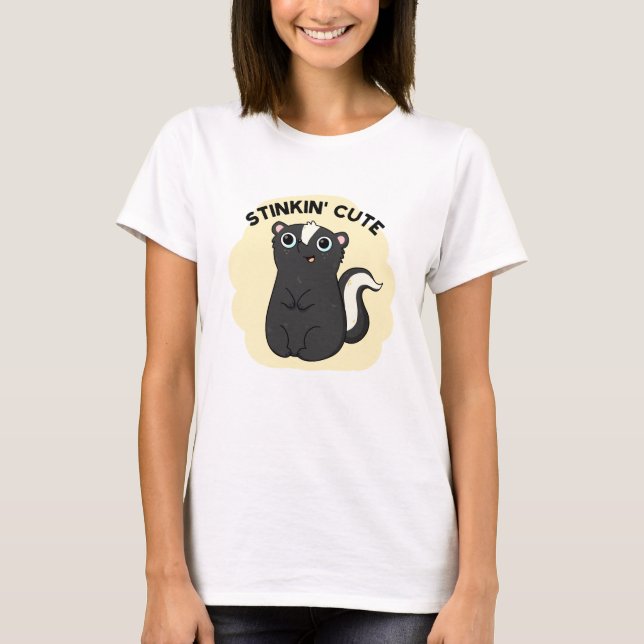 Stinkin Cute Funny Skunk Pun T Shirt (Framsida)
