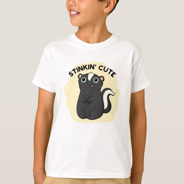 Stinkin Cute Funny Skunk Pun T Shirt (Framsida)