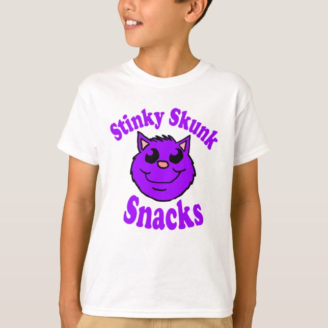 Stinky Skunk Snacks T Shirt (Framsida)