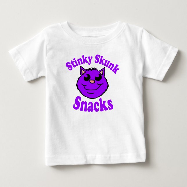 Stinky Skunk Snacks T Shirt (Framsida)