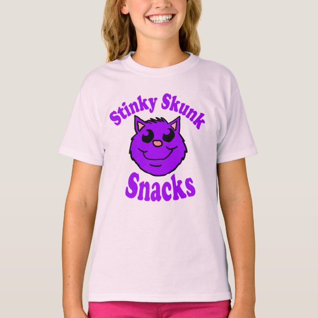 Stinky Skunk Snacks T Shirt (Framsida)