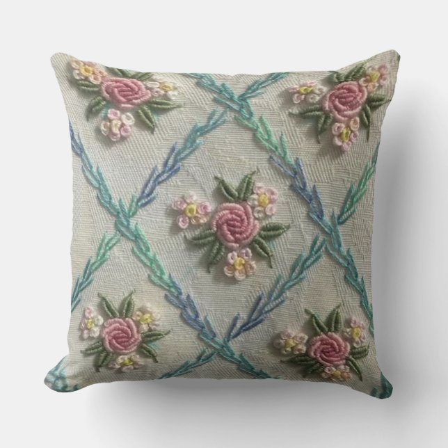 Stitched Serenity: Hand Embroized Dekorativ kudde (Framsida)