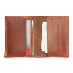Stitched Walnut Brown Leather Slim Wallet<br><div class="desc">Vi har älskat att producera plånböcker under de senaste åren. Vi är glada över att kunna frigöra vår nyaste tunna plånboksdesign för dem som är tittar för en högkvalitativ plånbok med lite mindre fickutbuktning. Detta är en högkvalitativ manar-plånbok som är designad och handgjord av medlemmar av vårt team lokalt här...</div>