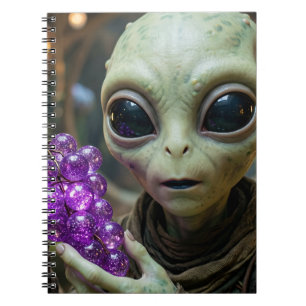 Stjärn Alien som håller kristallina druvor Anteckningsbok