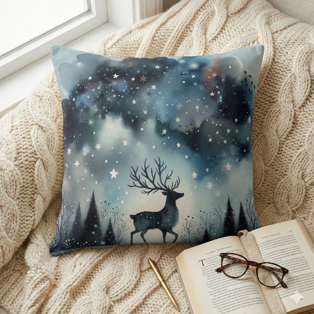 Stjärnig vinternatts hjort kudde (Starry Winter Night Deer Throw Pillow Mockup A)