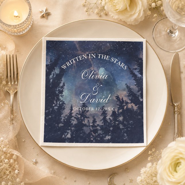 Stjärnklar Skog Celestial Bröllop Servetter (Starry Night Forest Celestial Wedding Napkins on an elegant celestial wedding dinner table)