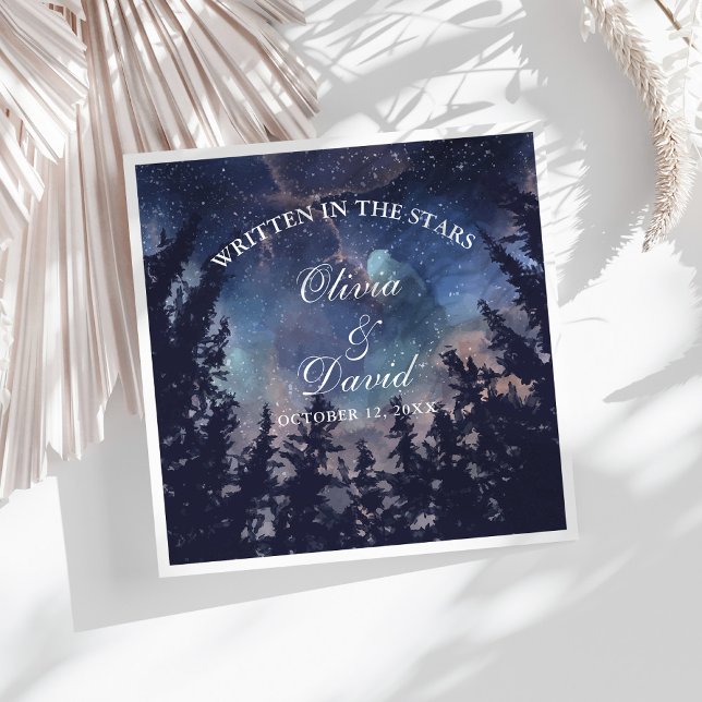 Stjärnklar Skog Celestial Bröllop Servetter (Starry Night Forest Wedding Paper Dinner Napkins on a sunny white table.)