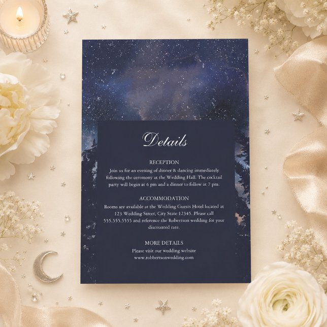Stjärnklar Skog Himmelsk Bröllopsdetaljkort Inbjudningar (Starry Night Forest Celestial Wedding Details Card on a table with flowers and celestial decor)