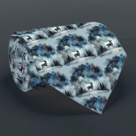 Stjärnklar vinter natt hjort slips<br><div class="desc">En graciös hjort står under en skimrande vinterhimmel, omgiven av snöströdda tallar och späda kala träd. De djupa midnattsblå nyanserna övergår i frostiga vita toner, medan stjärnor och snöflingor strömmar omkring som juveler över himlavalvet. Denna drömlika skogsscen fångar den tysta förundran över en snöig natt och förenar mysig hemtrevnad med...</div>