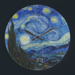 Stjärnnatten, 1889 av Vincent van Gogh Stor Klocka<br><div class="desc">Stjärnnatten,  1889 av Vincent van Gogh. Det skildrar den uppfattning som kommer från det öster-vända fönstret om hans asylrum på Saint-Rémy-de-Provence,  precis före soluppgången,  med tillägg av en imaginär by.</div>