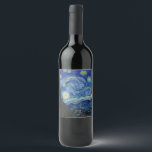 Stjärnnatten, 1889 av Vincent van Gogh Vinflaska Etikett<br><div class="desc">Stjärnnatten,  1889 av Vincent van Gogh. Det skildrar den uppfattning som kommer från det öster-vända fönstret om hans asylrum på Saint-Rémy-de-Provence,  precis före soluppgången,  med tillägg av en imaginär by.</div>