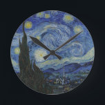 Stjärnväggens köldlås rund klocka<br><div class="desc">Starry Night av Vincent van Gogh 

 Stjärnnatten är en målning av den nederländske postimponerande konstnären Vincent van Gogh. Målaren skildrar vyn utanför sitt sanitariumfönster på natten,  även om den målades från minnet under dagen. Mittdelen visar byn Saint-Rémy under ett snurrande himlar,  från asyl till norr.</div>