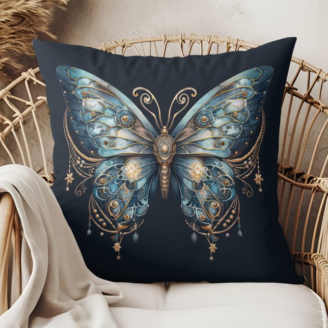 Stjärnvingar – Månmagisk Kudde (Starlit Wings – Lunar Magic Pillow in a boho rattan armchair.)
