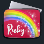 Stjärtvita stjärnor i namn ruby röd himlar laptop fodral<br><div class="desc">Perfekt för att skydda och hitta enheten i rött och regnbåge i färg. Personalisera med din egen namn läser Ruby. Den ursprungliga regnbåge- och stjärngrafiken fodral är designad av Sarah Trett för www.mylittleeden.com</div>