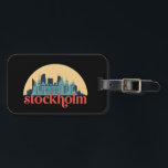 Stockholms Sverige City Skyline Retro Cityscape Ar Bagagebricka<br><div class="desc">Vintage- och reflexritorier med vackra skyliner,  attraktion och cityscape-konst. Coola skyscraper och byggnad silhuette illustrerar handelsvara för turister och resenärer. Perfekt som souvenir att ta med sig hem när man reser. Spara minnet av din resa och semester med familj och vänner. Bakgrunden till färg kan anpassas till färg.</div>
