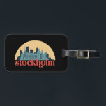Stockholms Sverige City Skyline Retro Cityscape Ar Bagagebricka<br><div class="desc">Vintage- och reflexritorier med vackra skyliner,  attraktion och cityscape-konst. Coola skyscraper och byggnad silhuette illustrerar handelsvara för turister och resenärer. Perfekt som souvenir att ta med sig hem när man reser. Spara minnet av din resa och semester med familj och vänner. Bakgrunden till färg kan anpassas till färg.</div>