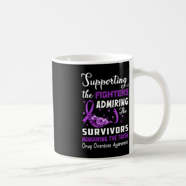 Stöd till krigare som håller fast vid överdosering kaffemugg (Höger)