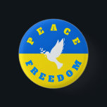 Stöd till Ukraina, knapp Peace Dove Freedom - Peac<br><div class="desc">Stöd Ukraina - Fredsduvor - Ukrainas Flagga - Frihet - Solidaritet - Stark - Frihetsseger! Låt oss världen till ett bättre ställe - alla tillsammans! En bättre värld börjar - beroende - behöver du också! Du kan överföra till 1 000 Zazzle-produkter. Ändra storlek och flytta eller ta bort och lägg...</div>