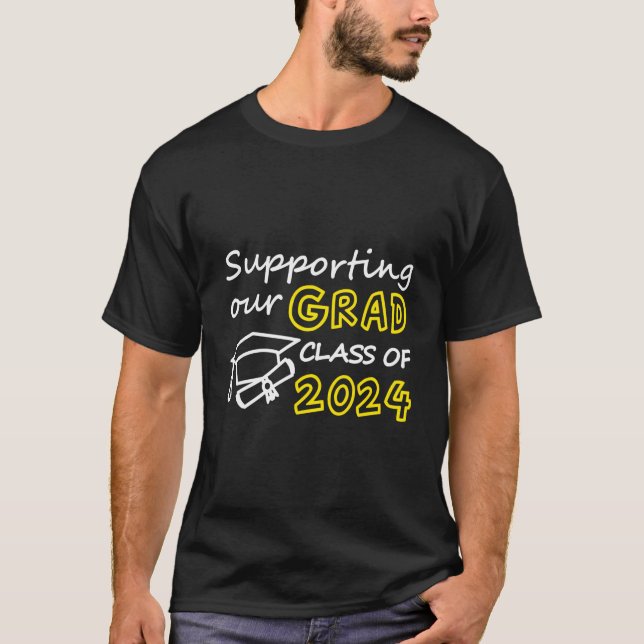 Stöd till vår Grad-klass av 2024 stolta föräldrar  T Shirt (Framsida)