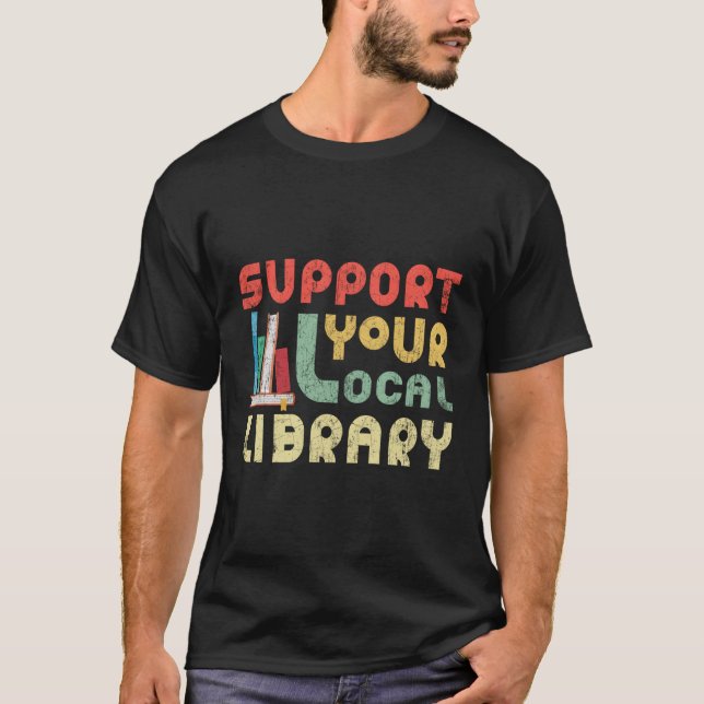 Stöder dina lokala Bibliotek Bok-läsare T Shirt (Framsida)