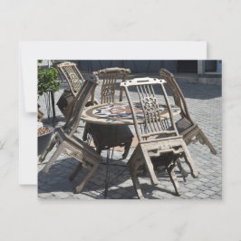 Stolar lutade mot bordet vykort