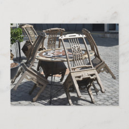 Stolar lutade mot bordet vykort