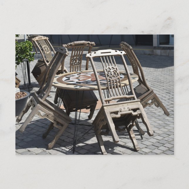 Stolar lutade mot bordet vykort (Framsida)