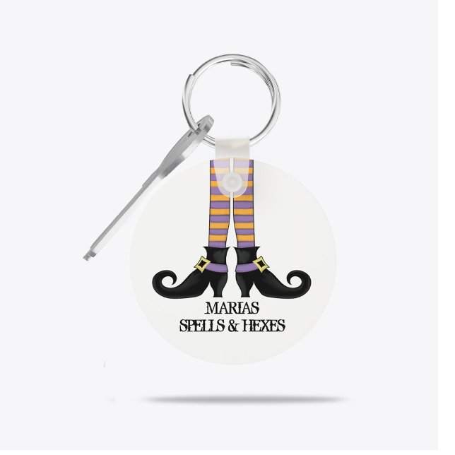 Stollig Witch Shoes med Lila & Orange Rand Nyckelring (Personalized witch Halloween keychain with striped stockings and curled witch shoes.)