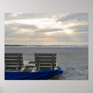 Stolstolar på Sankt Petes strand vid solnedgången. Poster