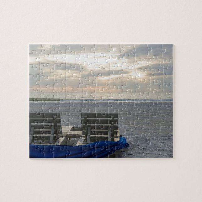 Stolstolar på Sankt Petes strand vid solnedgången. Pussel (Horisontell)