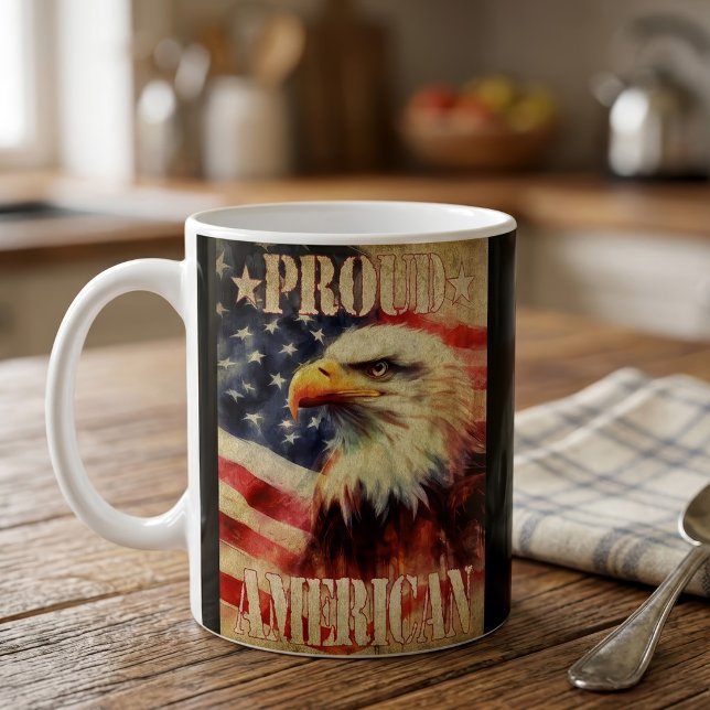 Stolt amerikan. Vitfalk och USA:s flagga  Kaffemugg (Proud American. Bald Eagle and United States Flag. Coffee Mug)