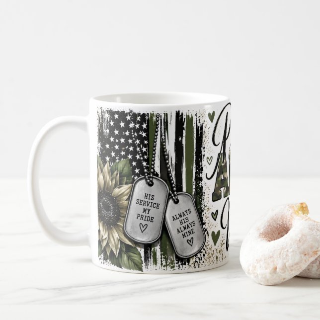 Stolt Arméfrus Kamouflage Militärhustru Kaffemugg (Med munk)