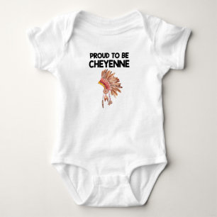 Stolt att vara Bodysuit för Cheyenne indianbaby T Shirt