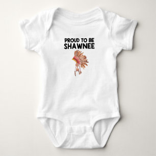 Stolt att vara Bodysuit för Shawneeindianbaby T Shirt
