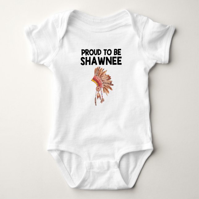 Stolt att vara Bodysuit för Shawneeindianbaby T Shirt (Framsida)