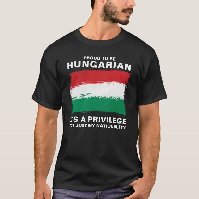 stolt att vara ungersk, det är ett privilegium t shirt (Framsida)