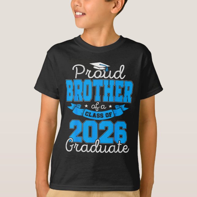 Stolt bror Klass 2026 Examen Grafikkonst T Shirt (Framsida)
