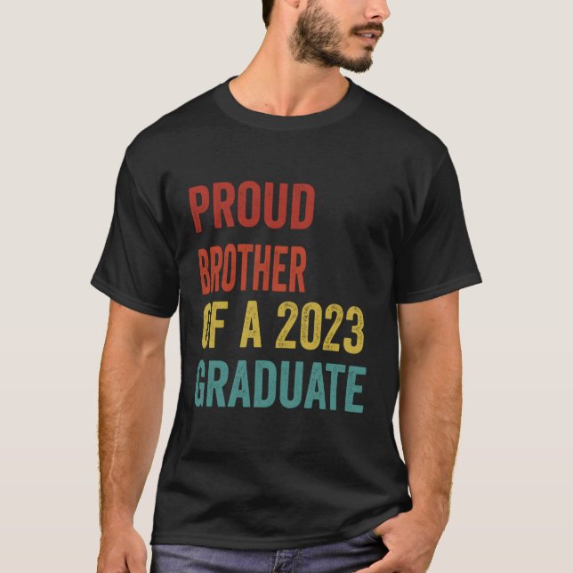 stolt bror till Studenten i klass Student 2023 T Shirt (Framsida)