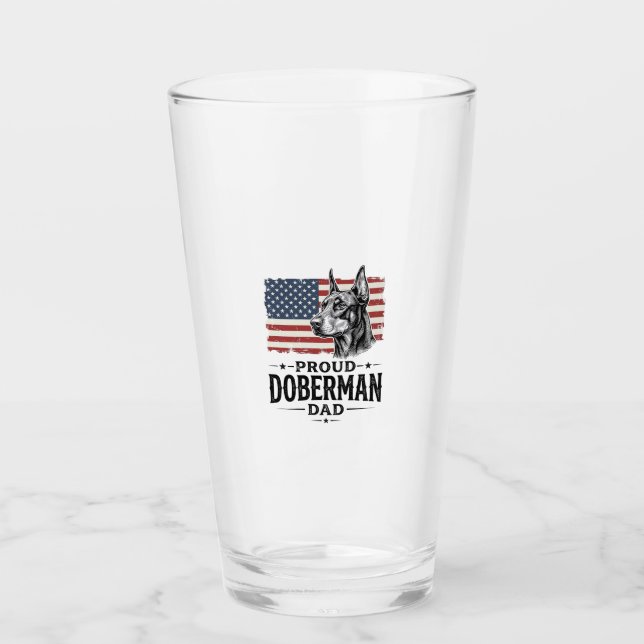Stolt Dobermannpappa Vintage Flagga Vektor Design_ Glaskopp (Framsida)