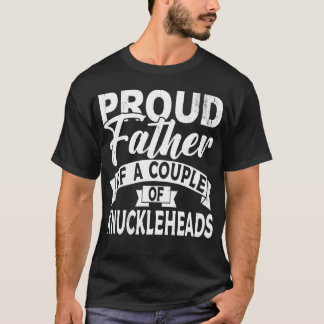 stolt Far över ett par Knuckleheads White fri T Shirt