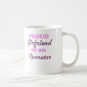 Stolt flickvän av en operatör kaffemugg