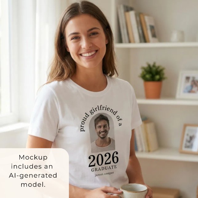Stolt Flickvän till 2026 års Examinerad Arkfoto T Shirt (Skapare uppladdad)