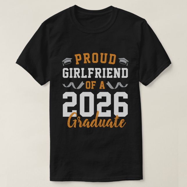 Stolt Flickvän till en 2026 Examen Fest Anpassad T Shirt (Design framsida)